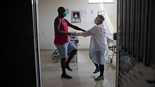 Muitos pacientes precisam de fazer fisioterapia para recuperar da Covid-19