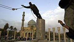 إسقاط تمثال الرئيس العراقي السابق صدام حسين في ساحة الفردوس بوسط بغداد في 9 أبريل 2003.