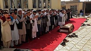 Funerais das vítimas da mesquita de Gozar-e-Sayed Abad, em Kunduz, no Afeganistão