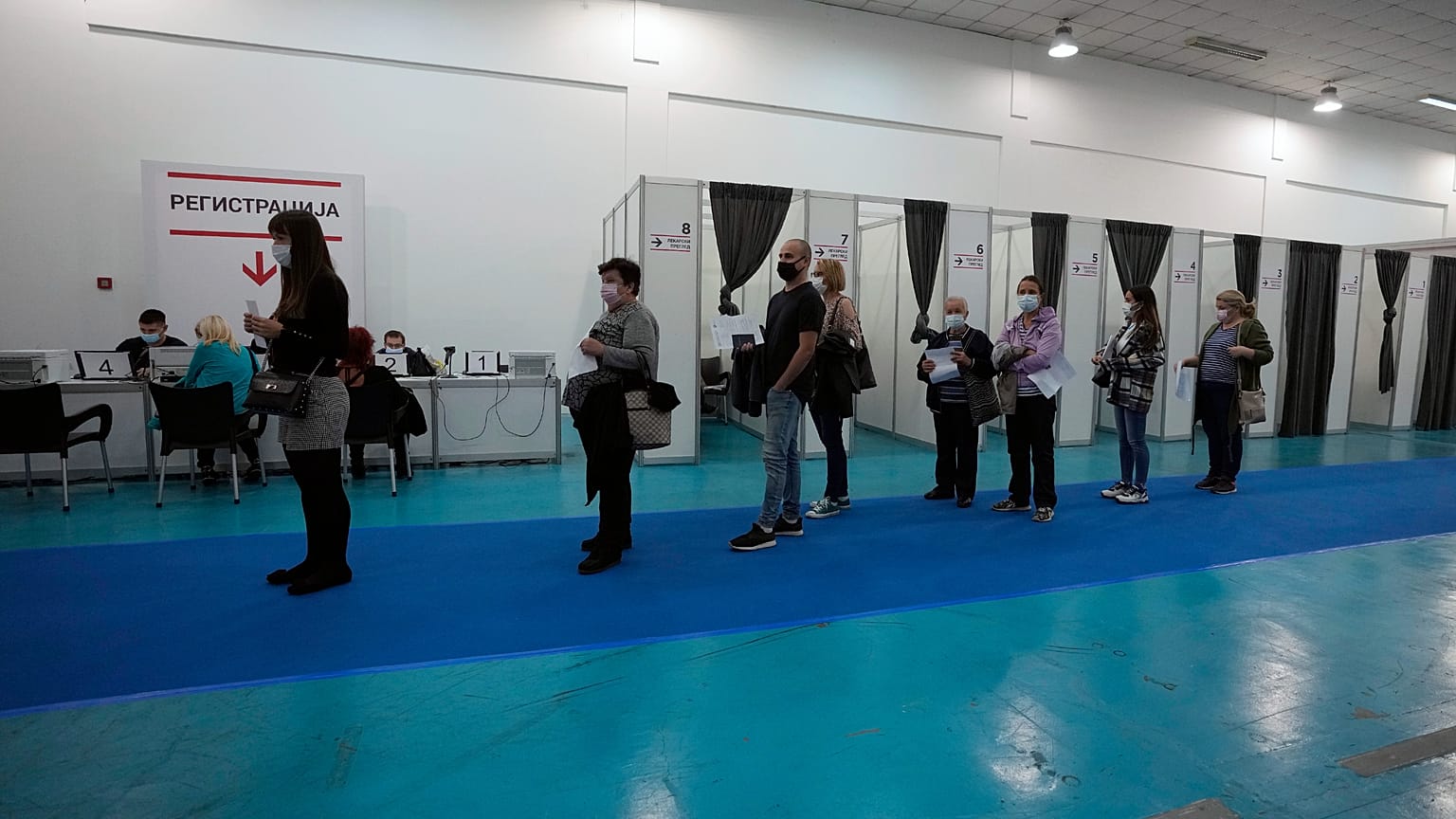 La gente espera en la cola para recibir una dosis de la vacuna COVID-19 en el centro de vacunaciónen Belgrado, Serbia, el  2 de octubre de 2021.