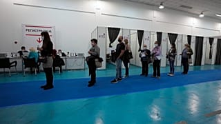 La gente espera en la cola para recibir una dosis de la vacuna COVID-19 en el centro de vacunaciónen Belgrado, Serbia, el 2 de octubre de 2021.