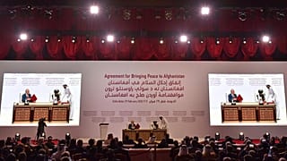 الممثل الأمريكي الخاص للمصالحة في أفغانستان، زلماي خليل زاد والشريك المؤسس لحركة طالبان الملا عبد الغني بردار يوقعان اتفاقية سلام في العاصمة القطرية الدوحة. أرشيف