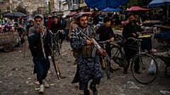Afganistan'ın başkenti Kabil'de Taliban milisleri devriye gezerken.