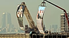 صور كبيرة لقادة مجلس التعاون لدول الخليج العربية مرفوعة في المحرق في مملكة البحرين. 2010/01/06