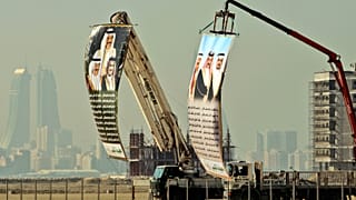 صور كبيرة لقادة مجلس التعاون لدول الخليج العربية مرفوعة في المحرق في مملكة البحرين. 2010/01/06