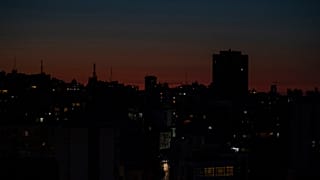 العاصمة اللبنانية بيروت وسط الظلام. 