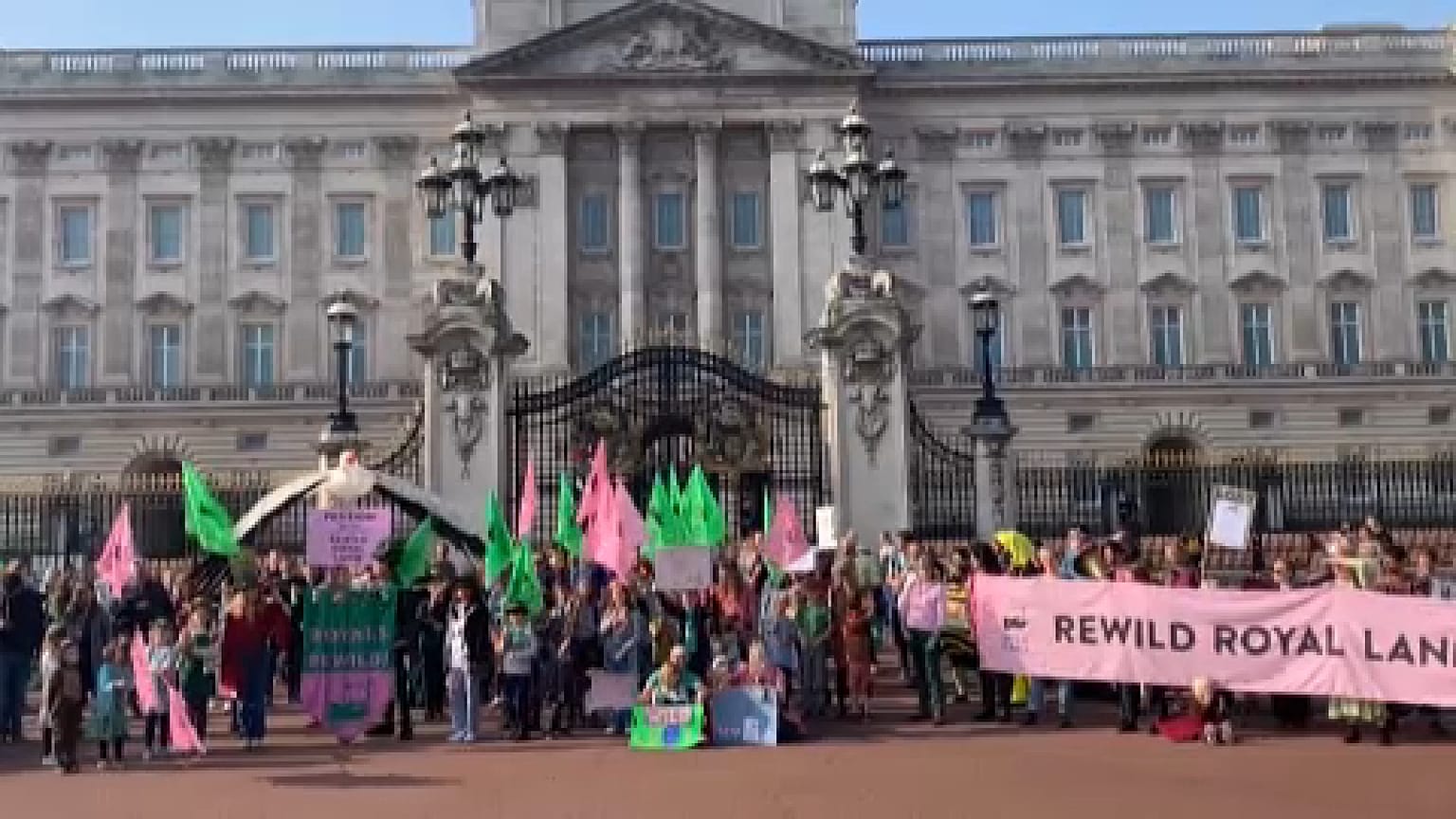 Jóvenes ecologistas animan a la familia real británica a restaurar los ecosistemas de sus tierras