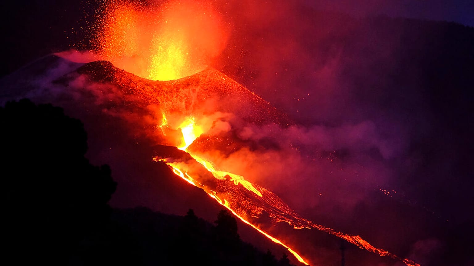 El volcán de Cumbre Vieja ha amanecido este lunes con una quinta boca en la isla de La Palma