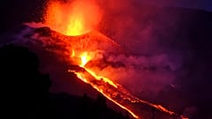 Colate di lava fuoriescono dal cratere del vulcano Cumbre Vieja, alle Canarie