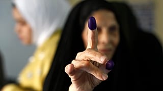 امرأة تصوت في الانتخابات العراقية