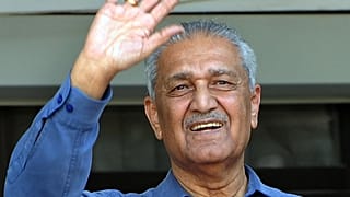 عبد القدير خان مهندس البرنامج النووي الباكستاني.
