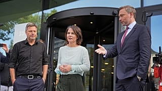 A Zöldek két társelnöke, Robert Habeck és Annalena Baerbock a liberálisok vezetőjével, Christian Lindnerrel