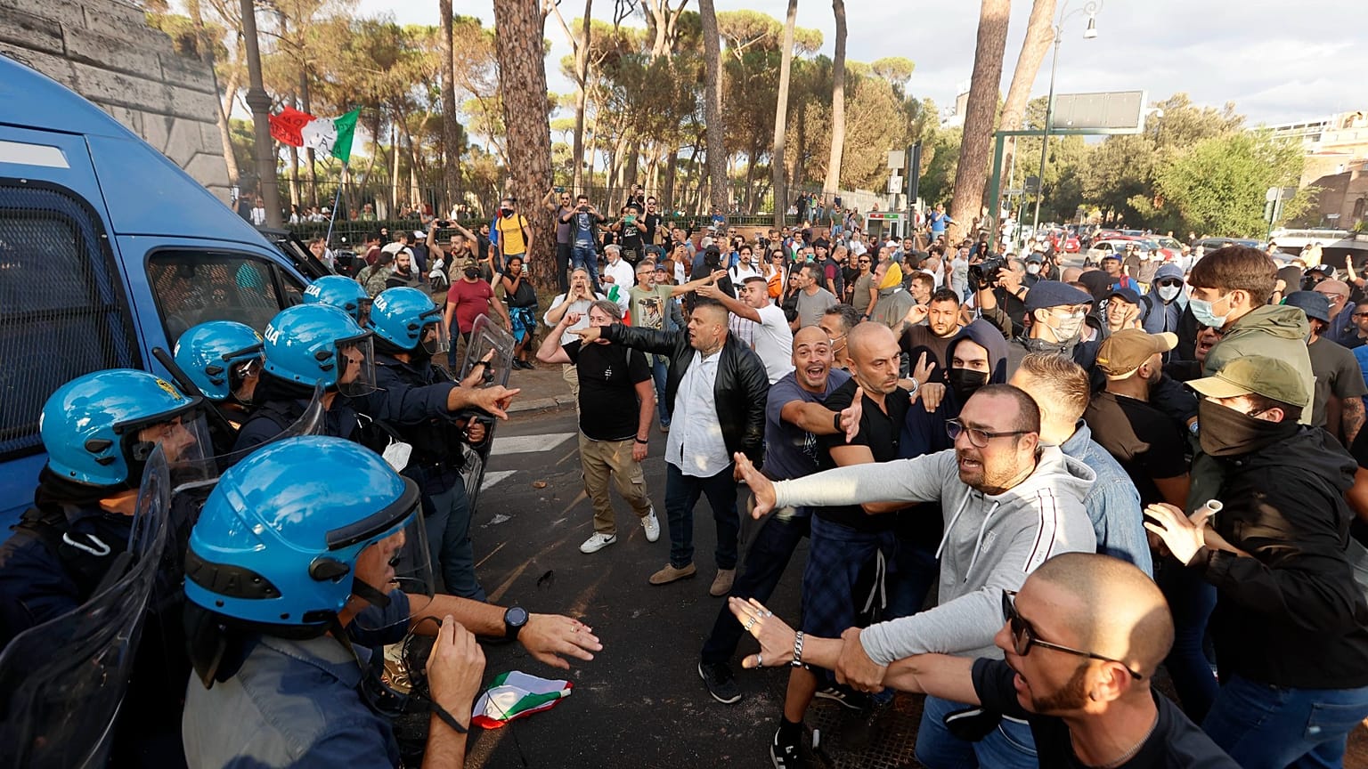 İtalya'da "Yeşil Geçiş" sertifikasına yönelik protestolar 