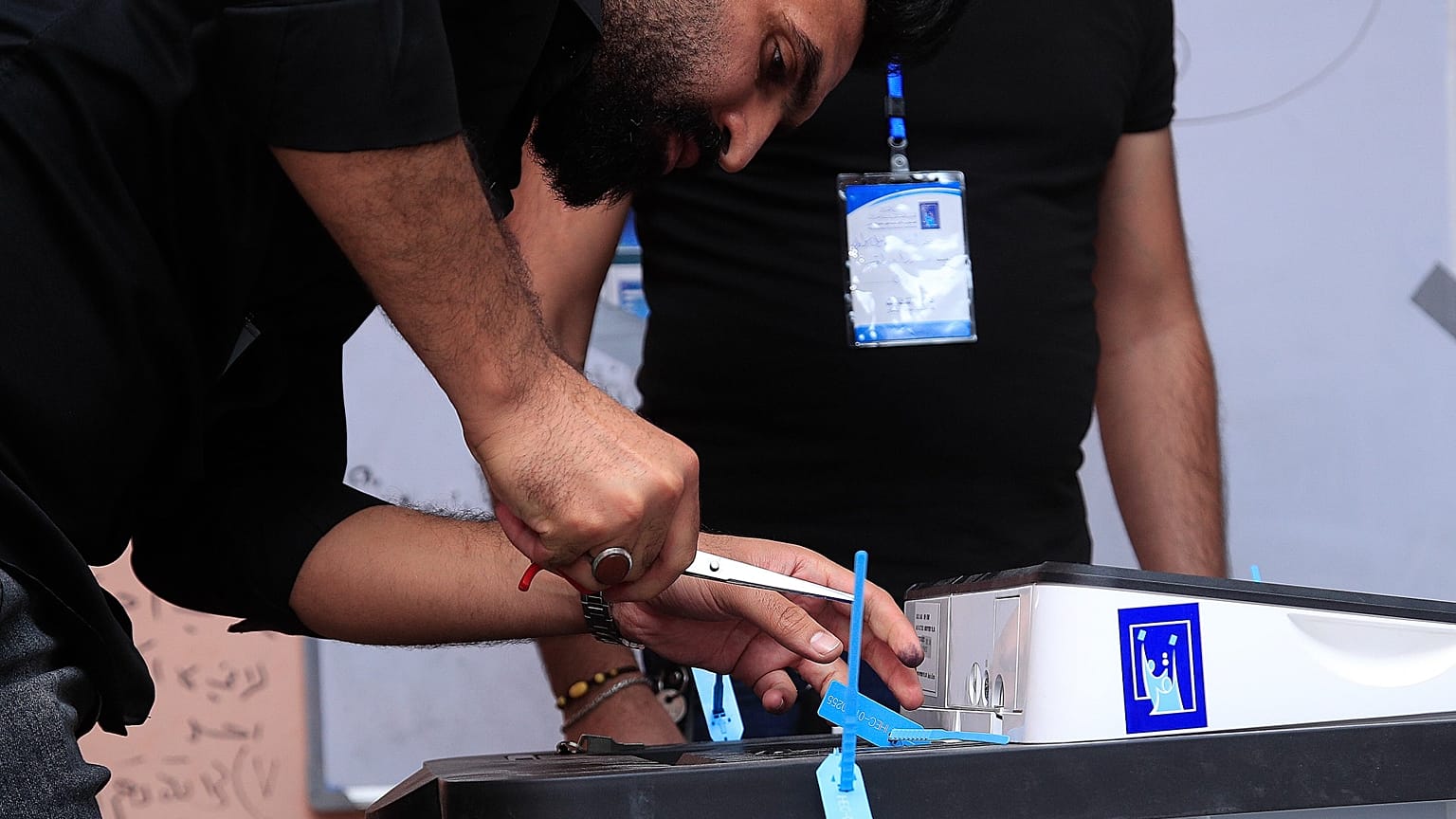 موظف يفتح أحد صناديق الاقتراع في بغداد 