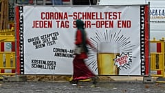 Hinweisschild für ein Coronatestzentrum mit kostenlosen Bürgertests