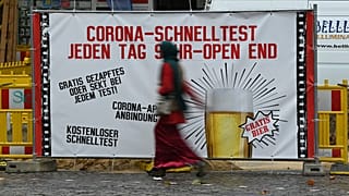 Hinweisschild für ein Coronatestzentrum mit kostenlosen Bürgertests