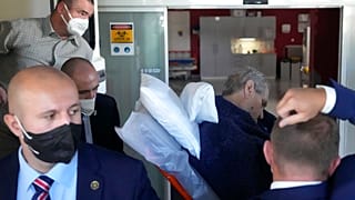 El presidente checo, Milos Zeman, ingresa de urgencia en un hospital militar de Praga