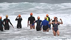 Ein Bad im Meer trotz des kühlen Wetters in Sydney