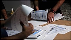 موظفو المفوضية العليا المستقلة للانتخابات في إحدى مراكز الاقتراع في بغداد، العراق 10 تشرين الأول/أكتوبر 2021