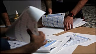 موظفو المفوضية العليا المستقلة للانتخابات في إحدى مراكز الاقتراع في بغداد، العراق 10 تشرين الأول/أكتوبر 2021
