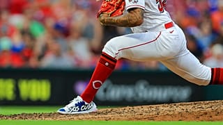 Jugador de béisbol con el mensaje SOS Cuba en su calzado