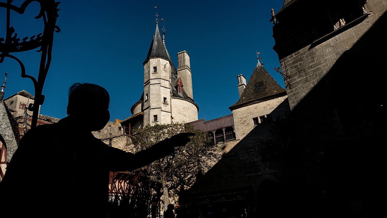 Un visiteur devant le château de la Rochepot, le 08 octobre 2021