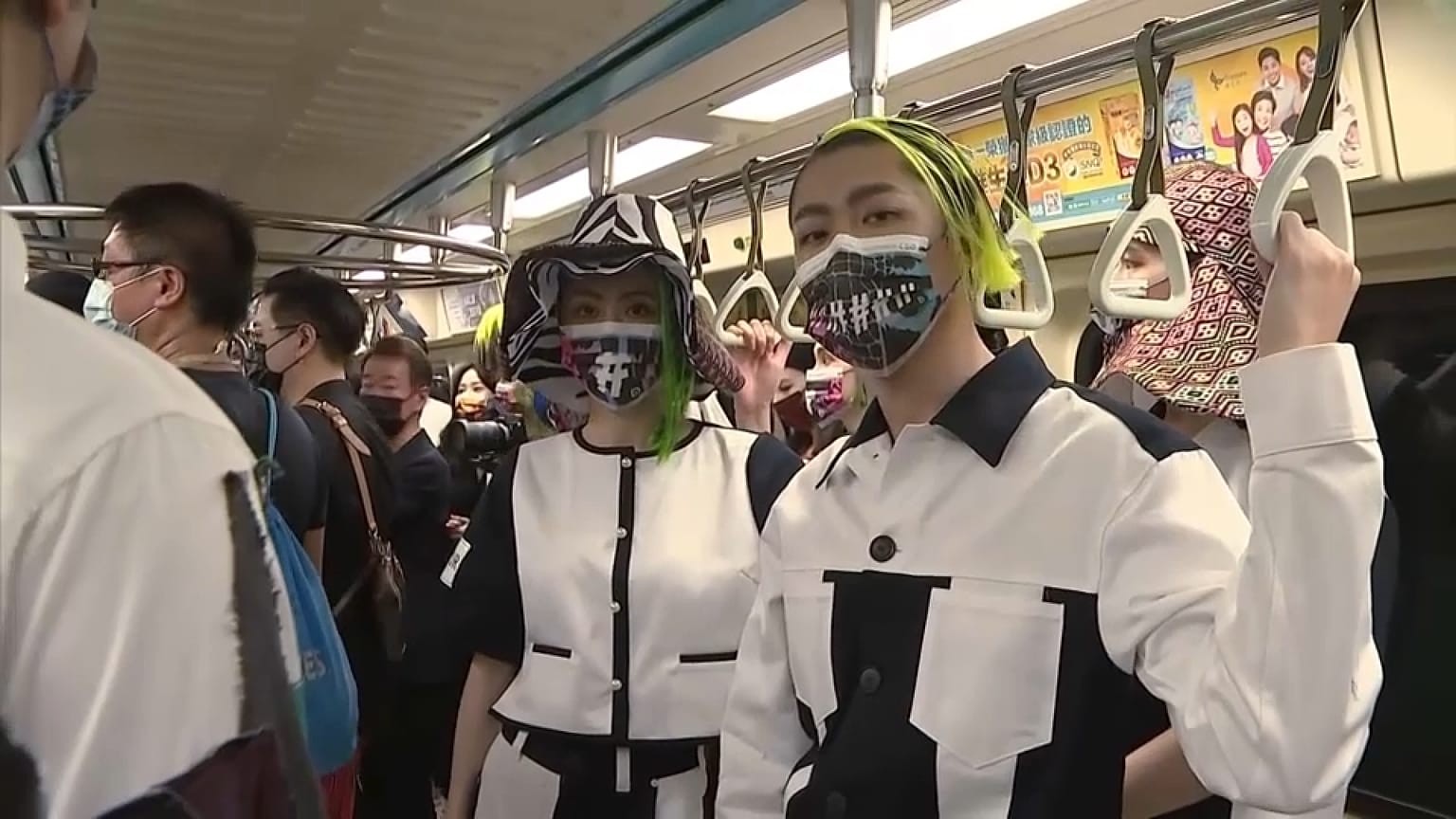 Modelos posan al interior de un vagón de metro, 10/10/2021, Taipei, Taiwán