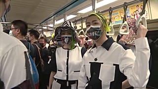 Modelos posan al interior de un vagón de metro, 10/10/2021, Taipei, Taiwán