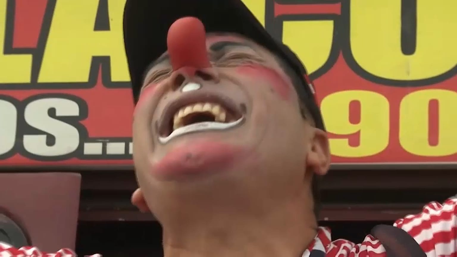 El policía Richar Chávez, disfrazado de payaso, divierte a los niños de un barrio de Lima
