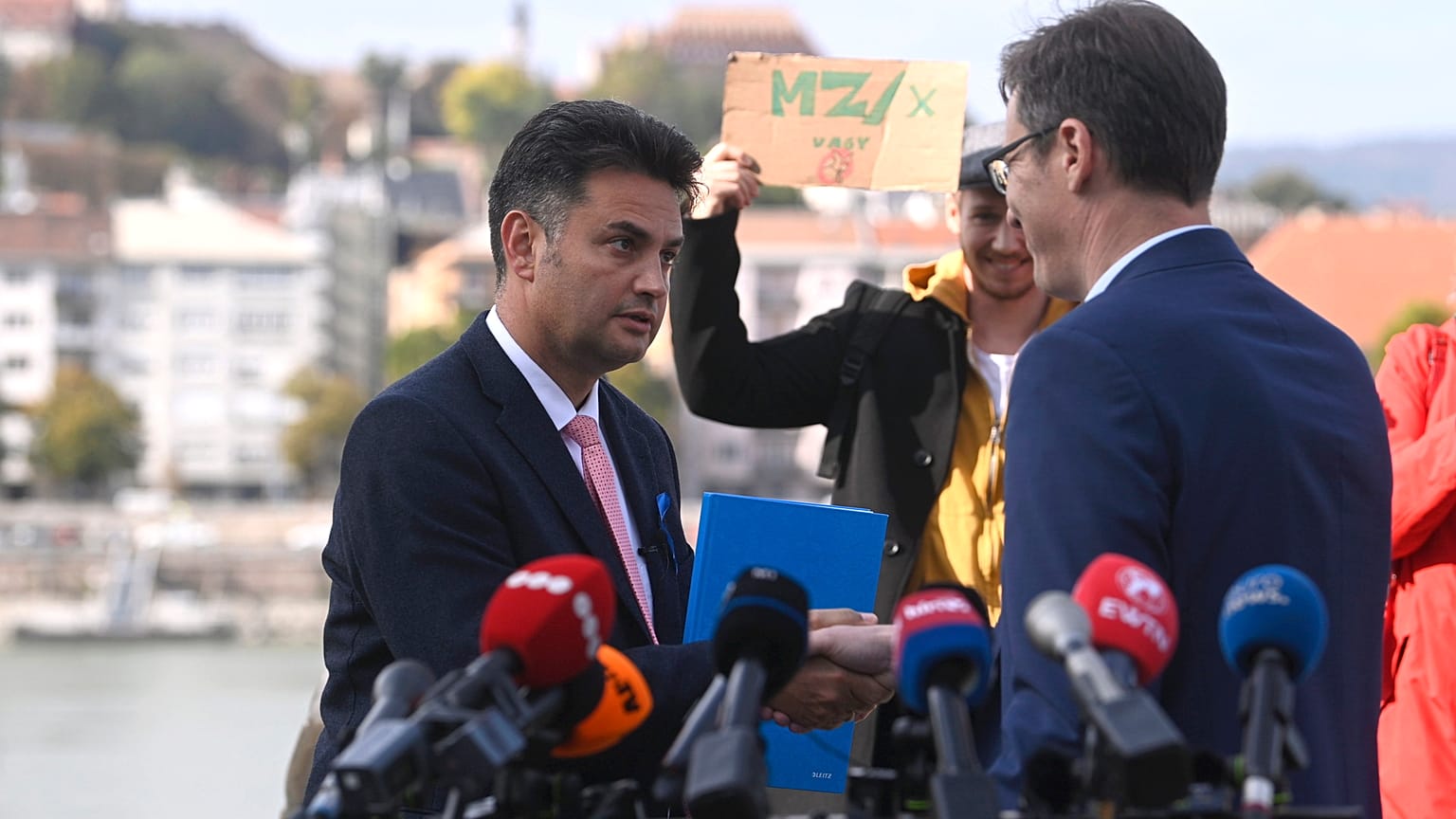 Márki-Zay Péter és Karácsony Gergely pénteki, közös sajtótájékoztatójukon, ahol Karácsony bejelentette: kiszáll a versenyből