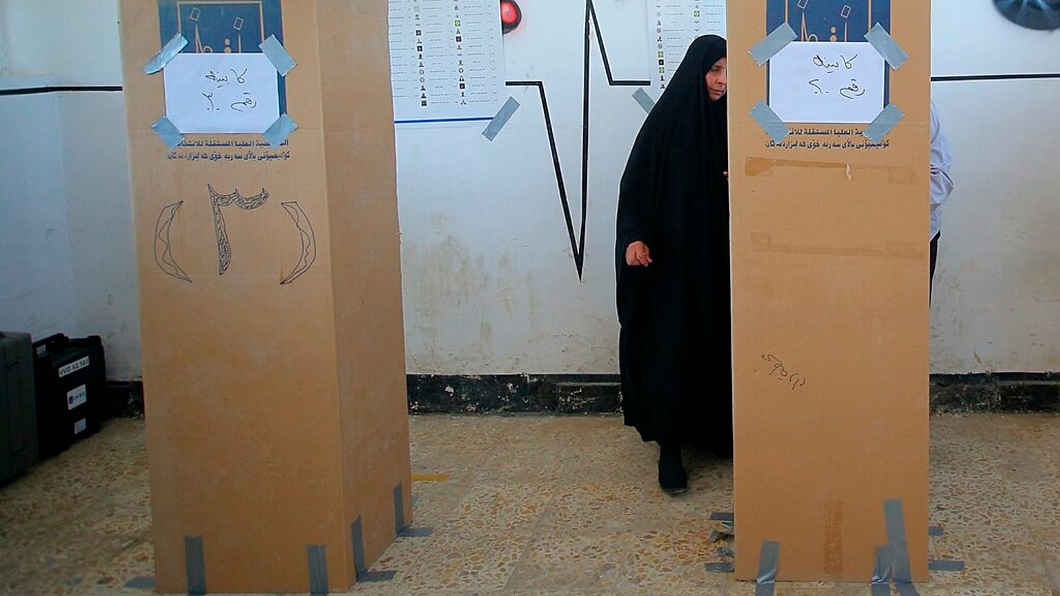 Eine Frau gibt in einem Wahllokal im irakischen Najaf ihre Stimme ab