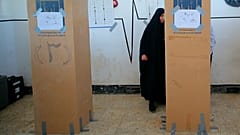 Eine Frau gibt in einem Wahllokal im irakischen Najaf ihre Stimme ab
