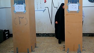 Eine Frau gibt in einem Wahllokal im irakischen Najaf ihre Stimme ab