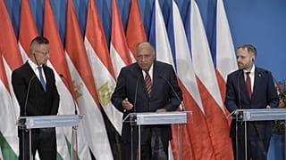Szijjártó Péter, Számeh Sukri egyiptomi és Jakub Kulhánek cseh külügyminiszter a V4+Egyiptom találkozón tartott sajtótájékoztatón