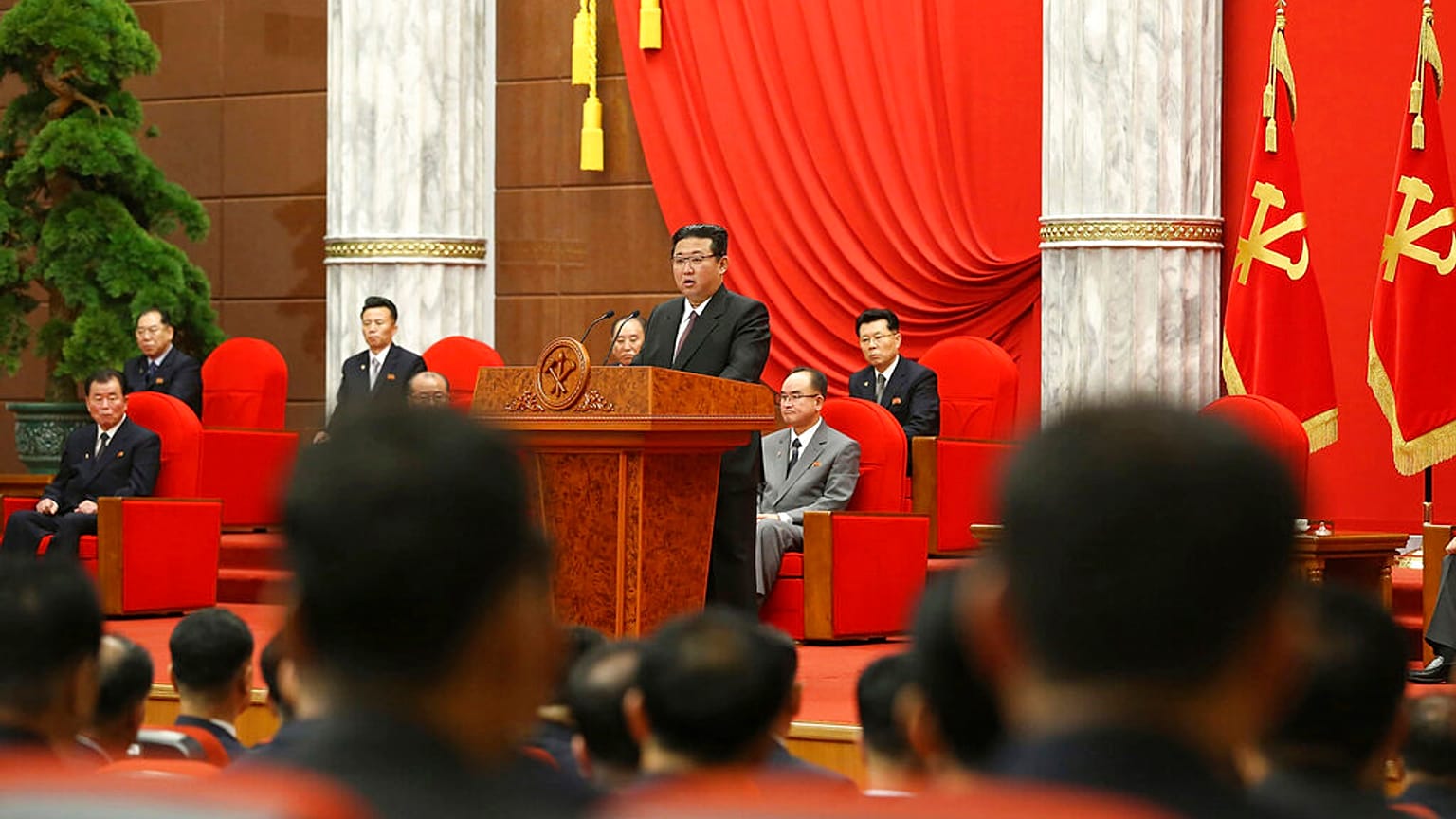 Nordkoreas Staatschef Kim Jong Un, spricht zur Feier des 76. Jahrestages der Arbeiterpartei des Landes in Pjöngjang, Nordkorea, 10.10.2021