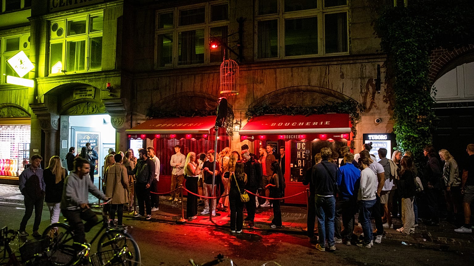 Daneses hacen cola para entrar en un club nocturno en Copenague. Desde el 1 de febrero no habrá restricciones en su interior