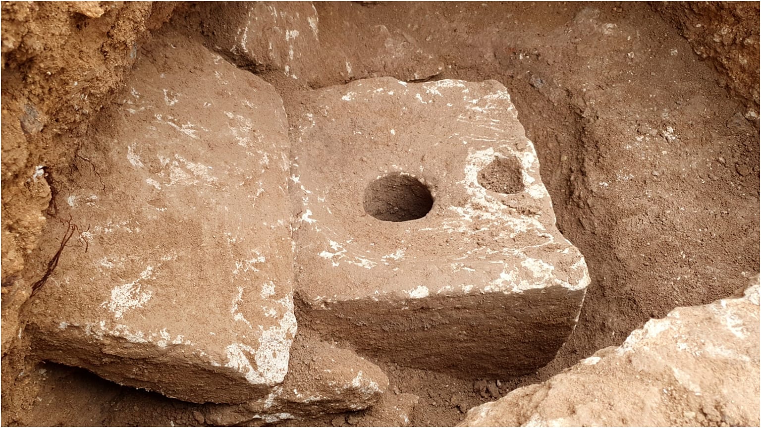 الصورة التي قدمتها سلطة الآثار الإسرائيلية تظهر مرحاضا قديما نادرا في القدس يعود تاريخه إلى أكثر من 2700 عام حين كانت الحمامات الخاصة تُعدّ ترفاً ورفاهية في المدينة المقدسة