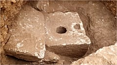 الصورة التي قدمتها سلطة الآثار الإسرائيلية تظهر مرحاضا قديما نادرا في القدس يعود تاريخه إلى أكثر من 2700 عام حين كانت الحمامات الخاصة تُعدّ ترفاً ورفاهية في المدينة المقدسة