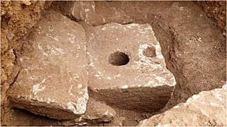 الصورة التي قدمتها سلطة الآثار الإسرائيلية تظهر مرحاضا قديما نادرا في القدس يعود تاريخه إلى أكثر من 2700 عام حين كانت الحمامات الخاصة تُعدّ ترفاً ورفاهية في المدينة المقدسة