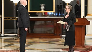 Najla Bouden jura su cargo de primera ministra ante el presidente de Túnez, Kais Said