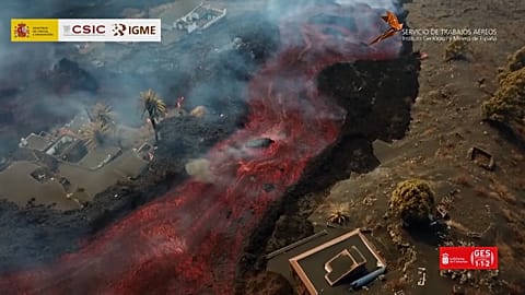 Vulkan auf La Palma: Felsbrocken schwimmen im Lavastrom bergab