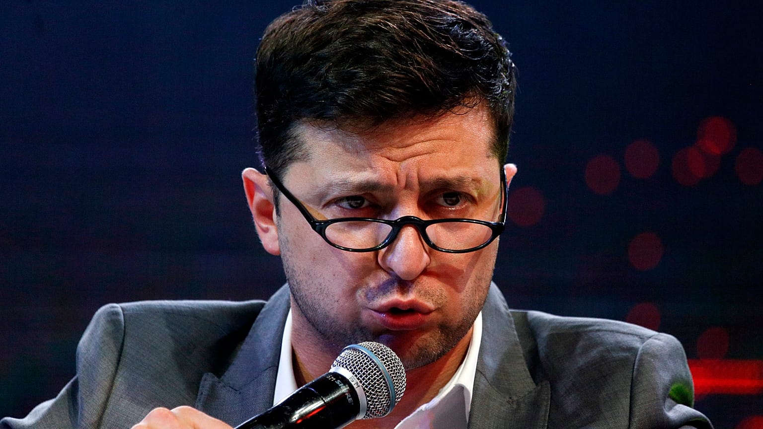 Президент Украины Владимир Зеленский рассмотрит петицию о запрете гастролей для российскиих артистов.