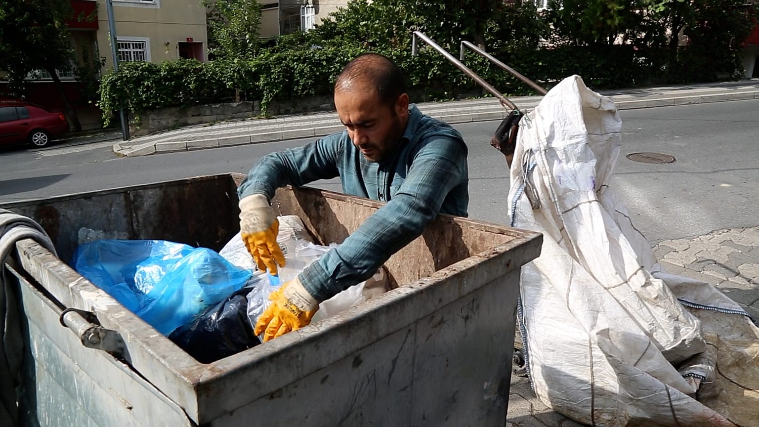 Son bir kaç aydır atık toplama depolarına düzenlenen baskınlarda çok sayıda işçi gözaltına alındı