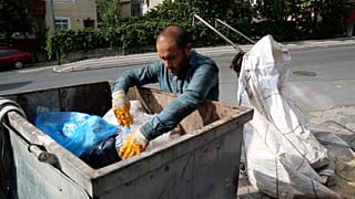 Son bir kaç aydır atık toplama depolarına düzenlenen baskınlarda çok sayıda işçi gözaltına alındı