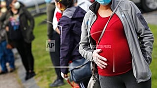 Femme enceinte et masquée à Waltham (USA), le 07/05/2020 - archives