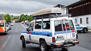 Ein Auto der Bergwacht Deggendorf fährt über den Parkplatz am Grenzübergang in Furth im Wald, 12.10.2021