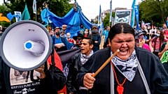A Fehér Ház elé vonultak Kolumbusz-napon az amerikai őslakosok