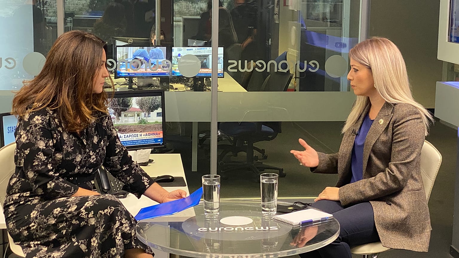 Η Αννίτα Δημητρίου στα γραφεία του euronews στην Αθήνα