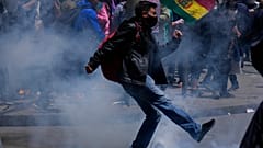 Un manifestante da una patada a un proyectil de gases lacrimógenos en La Paz, Bolivia