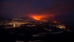 In der Ferne droht der Vulkan Cumbre Vieja